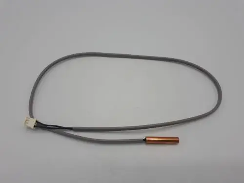 Temperaturfühler mit einem grauen Kabel und einem kupferfarbenen Sensorkopf. Artikel von Remeha, geeignet für Anwendungen zur Temperaturmessung.